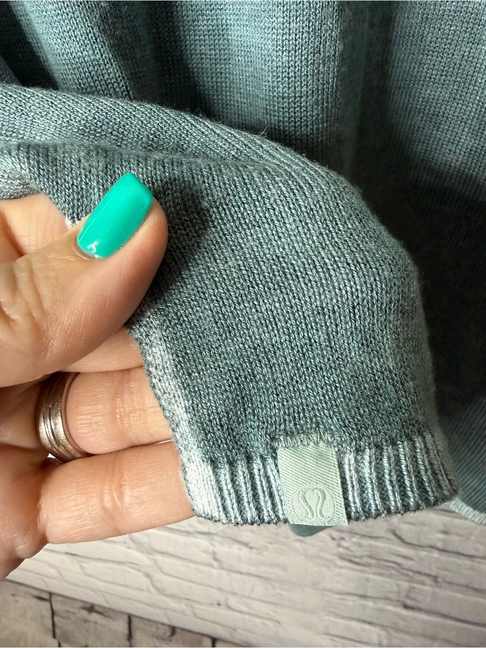Lululemon cashlu v neck sweater size 6